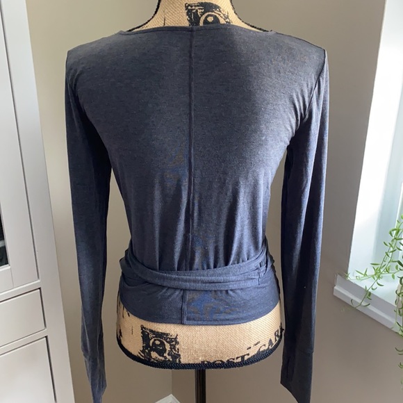 GAPfit  breathe wrap top - Picture 3 of 7